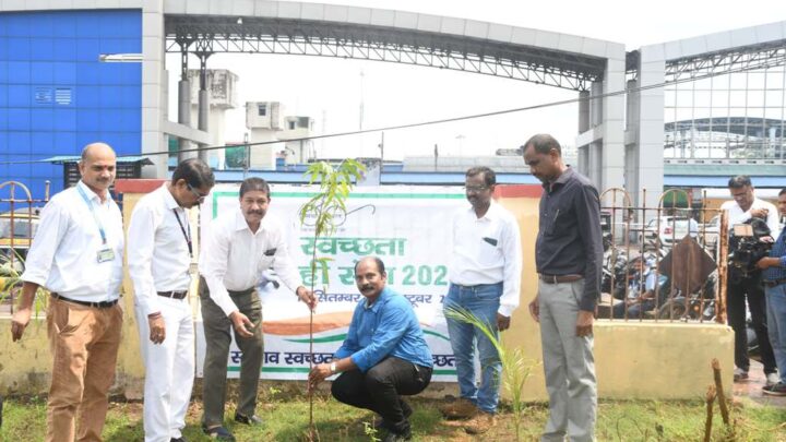 स्वच्छता ही सेवा अभियान के तहत रायपुर रेलवे स्टेशन परिसर में पौधारोपण