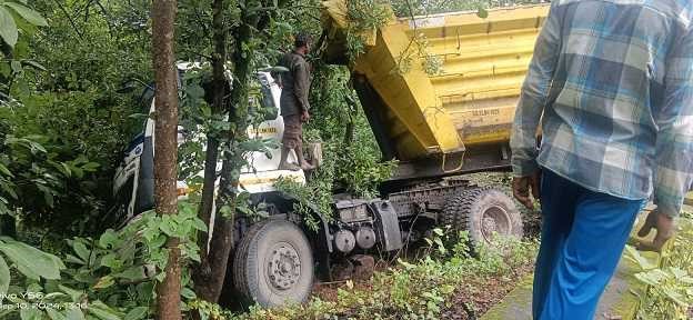 ट्रेलर हुआ दुर्घटनाग्रस्तट