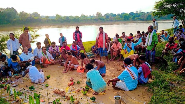 बस्तर की प्राणदायिनी को भेंट की गई सोने की नाव और चांदी की पतवार