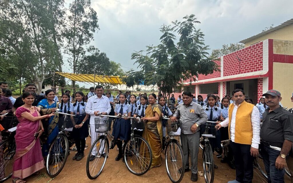 कोरबा: प्रदेश के कैबिनेट मंत्री लखन लाल देवांगन ने स्वामी आत्मानंद शासकीय उत्कृष्ट अंग्रेजी विद्यालय में छात्रों को की साइकल वितरित