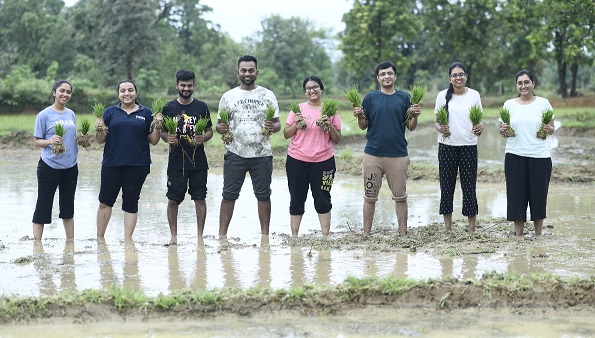 बालको:  कर्मचारियों ने किसानों के साथ मिलकर किया एसआरआई विधि से धान की रोपाई