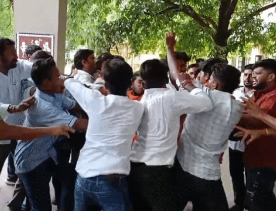 सदस्यता अभियान के दौरान आपस में भिड़े ABVP-NSUI कार्यकर्ता, जमकर चले लात-घूंसे