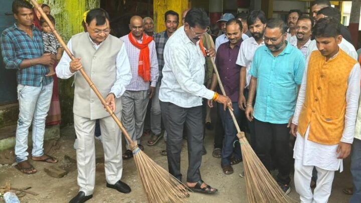 मंत्री देवांगन ने गांधी जयंती पर झाड़ू लगाकर दिया स्वच्छता का संदेश