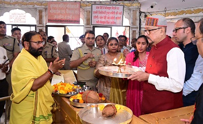 राज्यपाल रमेन डेका ने डोंगरगढ़ में माँ बम्लेश्वरी की पूजा-अर्चना की