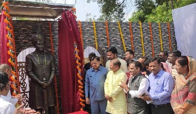 छत्तीसगढ़: उद्योग मंत्री ने खैरागढ़ में छत्तीसगढ़ महतारी और स्व. देवव्रत सिंह की प्रतिमा का किया अनावरण