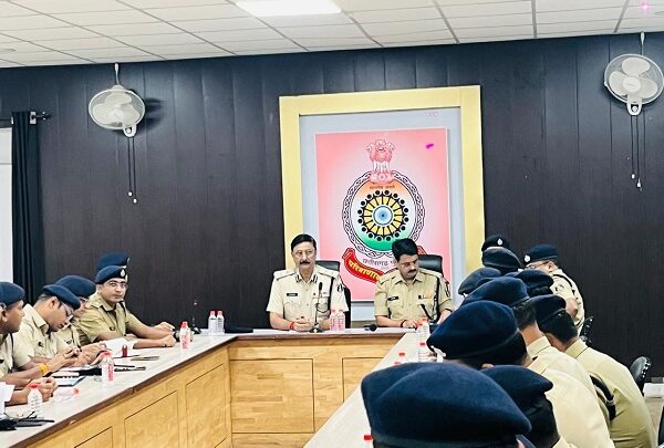 आईजी ने पुलिस अधिकारियों की ली बैठक, अपराधियों को कड़ी कार्यवाही के दिए निर्देश