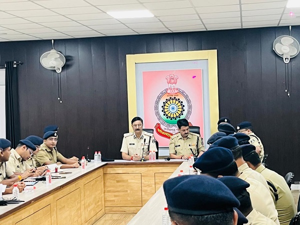 आईजी ने पुलिस अधिकारियों की ली बैठक, अपराधियों को कड़ी कार्यवाही के दिए निर्देश