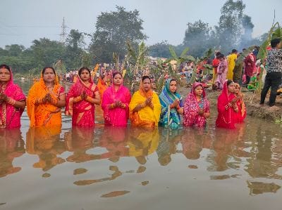 छठ पूजा के तीसरे दिन डूबते सूर्य को अर्घ्य : कोरबा के घाटों पर श्रद्धालुओं की भारी भीड़