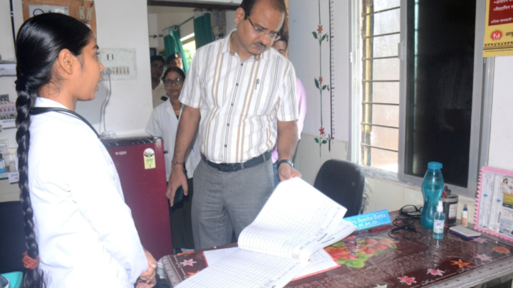 कलेक्टर ने स्कूल, आंगनबाड़ी, अस्पताल और राशन दुकान सहित गौठान का किया निरीक्षण