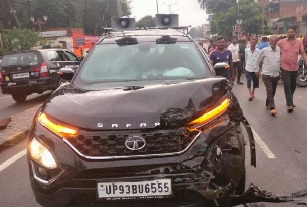 स्कूली बच्चों से भरी ऑटो में सफारी ने मारी टक्कर, छह बच्चे घायल