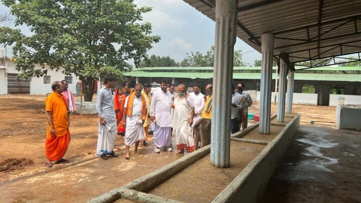 महासमुंद : महामंडलेश्वर राजेश्री महन्त ने ग्राम जोगीदादर में गौशाला का किया निरीक्षण