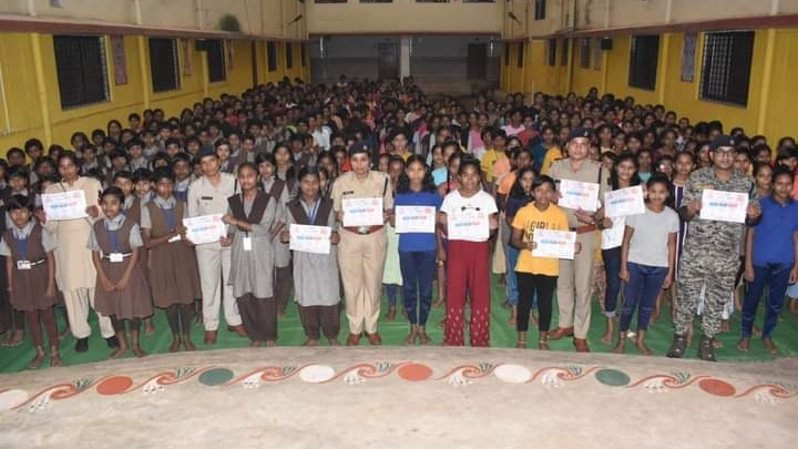“हमर बेटी-हमर मान” अभियान के तहत नारायणपुर पुलिस ने छात्राओं को किया जागरूक