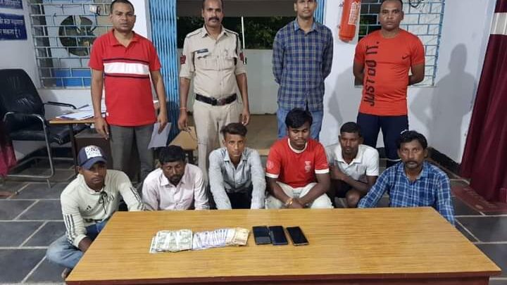 पुलिस द्वारा मोमबत्ती की लॉव में 52 पत्ती तास से जुआ खेल रहे 06 जुआरीयो को रंगे हाथो पकड़ा