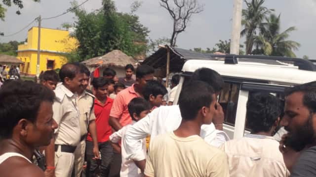 दर्दनाकः स्कूल की बोलेरो ने डेढ़ वर्षीय बच्चे कौ रौंदा, मौके पर मौत, हंगामा दर्दनाकः स्कूल की बोलेरो ने डेढ़ वर्षीय बच्चे कौ रौंदा, मौके पर मौत, हंगामा