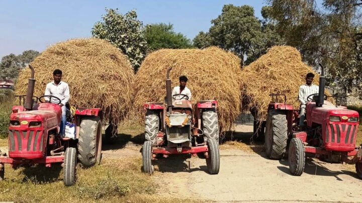 जिले के विभिन्न गौठानों में ट्रैक्टरों के माध्यम से बड़ी संख्या में लोग कर रहे पैरादान