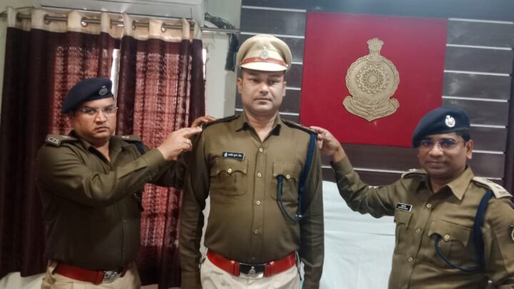 जिले में दो पुलिसकर्मियों को निरीक्षक पदोन्नति पर पुलिस अधीक्षक संतोष सिंह ने स्टार लगाकर दी बधाई