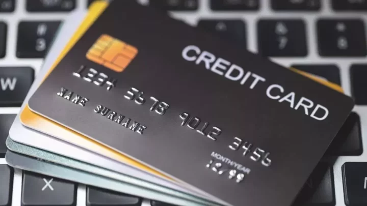 Multiple Credit Cards: फायदे का सौदा है एक से ज्यादा क्रेडिट कार्ड रखना या कर्ज में डूबने की तैयारी