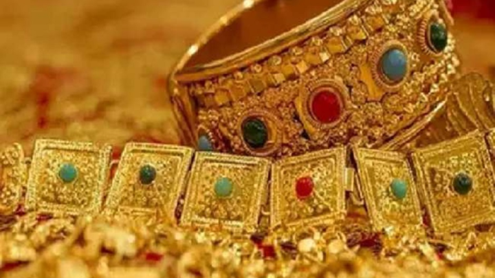 Gold Price Today: खुशखबरी! 2300 रुपया सस्ता हुआ सोना, खरीदारी का है सही समय या और नीचे आएगा भाव