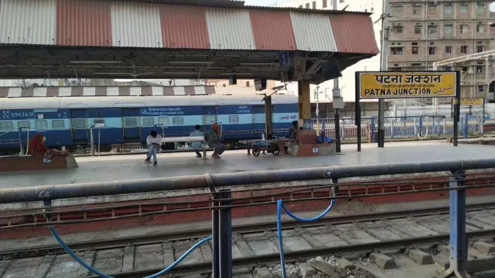 Railway station पर तीन मिनट तक चला पॉर्न वीडियो, मचा हड़कंप….