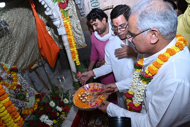 बाबा बालकनाथ मंदिर में मुख्यमंत्री ने की पूजा-अर्चना