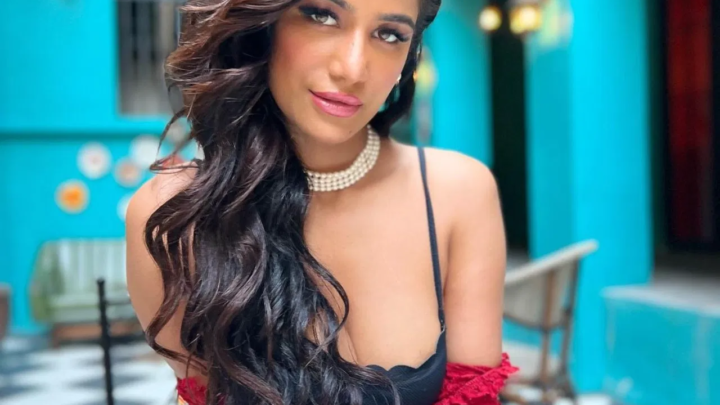 Poonam Pandey Photos: रेड-ब्लैक ड्रेस में पूनम पांडे ने ढाया कहर, नहीं हटेंगी तस्वीरों से नजरें