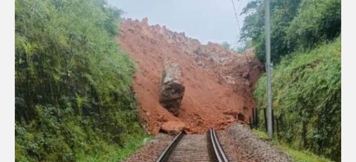 कोरापुट-विशाखापटनम मार्ग पर भूस्खलन से रेलमार्ग बाधित, विशाखापटनम से किरंदुल व जगदलपुर के बीच चलने वाली ट्रेनें कोरापुट में ही फंसी