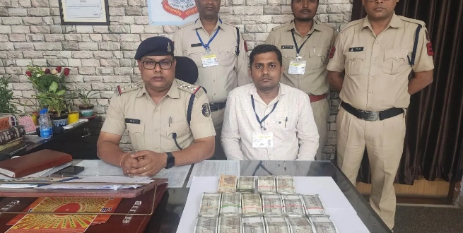 CG NEWS: बाइक चालक के बैग में मिला 7 लाख कैश, फ्लाइंग स्क्वाड और कोतवाली पुलिस के हाथ लगी बड़ी रकम