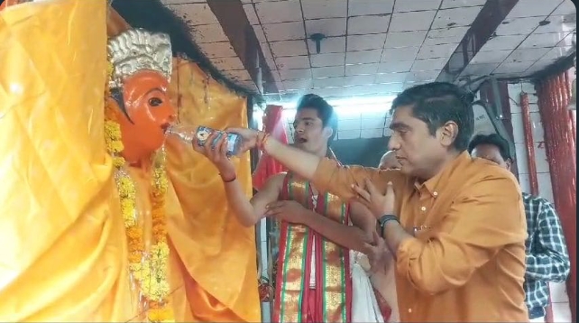 एक ऐसा मंदिर जहां खुद कलेक्टर लगाते हैं महाअष्टमी पर मदिरा का भोग, वजह जान चौक जाएंगे आप 