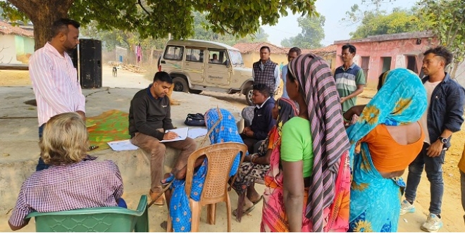 प्रशासन जिले में रहने वाले विशेष पिछड़ी जनजाति बिरहोर परिवारों तक पहुंच रहा