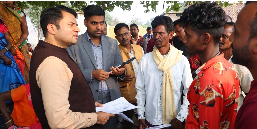 बिरहोर परिवार के सभी सदस्यों को मिले विभागीय योजनाओं का लाभ-कलेक्टर कार्तिकेया गोयल