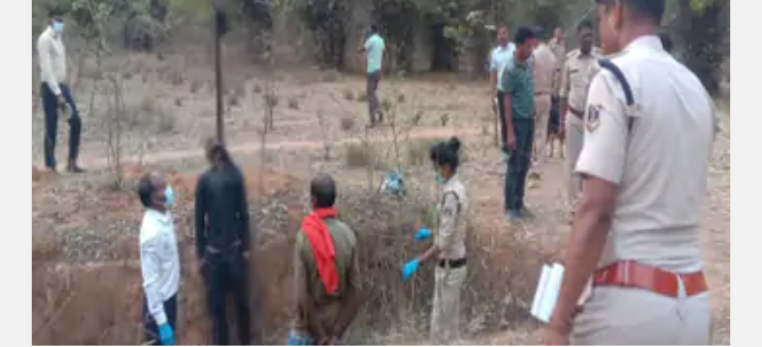 गर्लफ्रेंड का गला रेता..फिर खुद लगाई फांसी सूरजपुर में नर्सरी में मिला प्रेमी जोड़े का शव पास पड़े मिले खून से सने ब्लेड