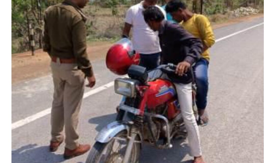 निर्वाचन के एसएसटी टीम के साथ वन, पुलिस व आबकारी विभाग के जांच चौकी में की जा रही तलाशी