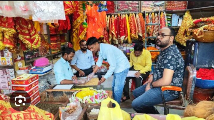 नवरात्रि से पहले धार्मिक स्थलों के आसपास बेचे जाने वाले प्रसादों की हुई जांच