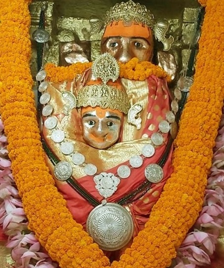 रतनपुर स्थित प्रसिद्ध महामाया मंदिर में माता का विशेष श्रृंगार: माथे पर सजा 1.75 किलो का स्वर्ण मुकुट