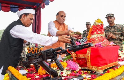 रक्षा मंत्री राजनाथ सिंह ने दशहरा के अवसर पर सुकना सैन्य स्टेशन पर सैनिकों के साथ शस्त्र पूजा की