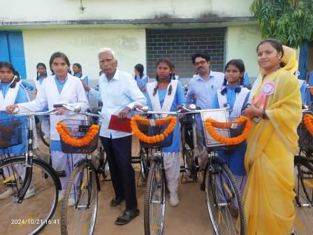 करवां विद्यालय के विद्यार्थियों को मंत्री लक्ष्मी राजवाड़े ने वितरित की साइकिल