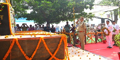 वाणिज्य और उद्योग, श्रम मंत्री लखन लाल देवांगन ने दी शहीदों को श्रद्धांजलि