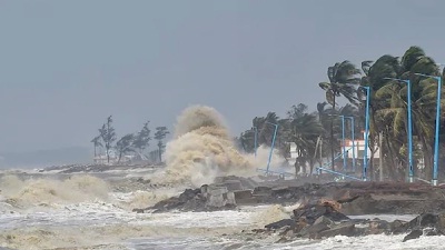 चक्रवाती तूफान दाना का लैंडफॉल जारी, स्टेशन-एयरपोर्ट सब बंद