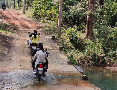 कलेक्टर नम्रता गांधी ने मोटर सायकल पर सवार होकर वनांचल क्षेत्र का किया दौरा