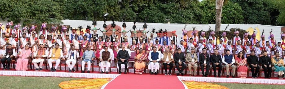 राष्ट्रपति मुर्मू ने छत्तीसगढ़ के आदिवासियों के साथ खिंचवाई ग्रुप फोटो