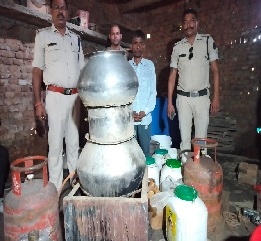 ग्राम गुमिया में पुलिस ने जब्त किया 117 लीटर अवैध मादक द्रव्य पदार्थ