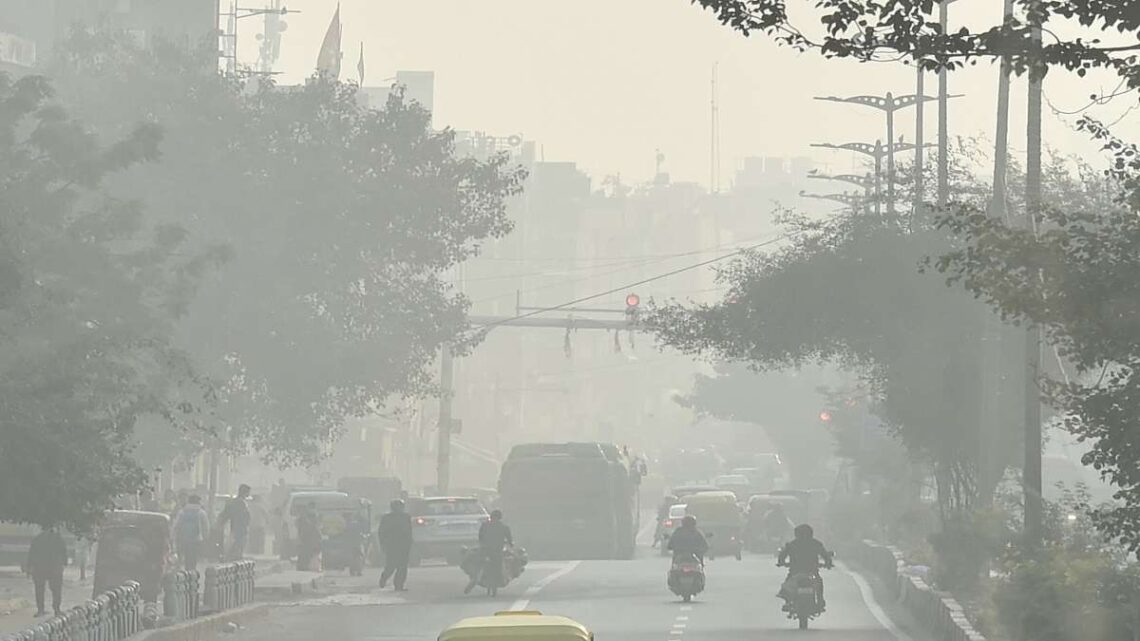 दिवाली से पहले जहरीली हुई दिल्ली, घुटने लगा दम, AQI 400 से हुआ पार