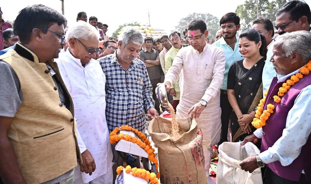 राजस्व मंत्री वर्मा ने सांकरा उपार्जन केंद्र में धान खरीदी का शुभारंभ किया