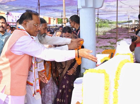 मुख्यमंत्री साय ने भांठागांव (बी) उपार्जन केन्द्र में धान खरीदी कार्य का किया शुभारंभ