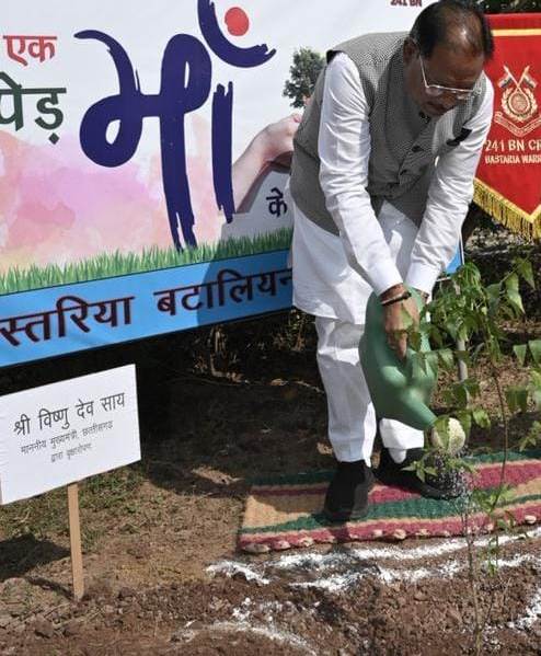 मुख्यमंत्री ने सीआरपीएफ के बस्तरिया बटालियन परिसर में लगाया नीम का पौधा