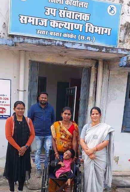 दिव्यांग तरूण को मिली व्हीलचेयर दिव्यांग तरूण को मिली व्हीलचेयर