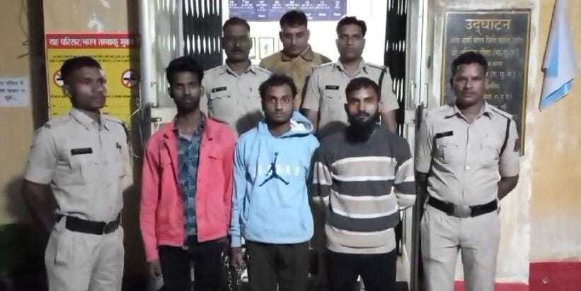 अवयस्क छात्रा के साथ सामूहिक बलात्संग के तीन कथित आरोपी युवको को पुलिस ने किया गिरफ्तार