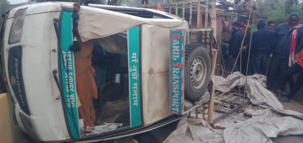 सड़क हादसे का सिलसिला जारी : सारंगढ़ में चुरेला पुल पर फिर एक वाहन पलटी, आवागमन बाधित सड़क हादसे का सिलसिला जारी : सारंगढ़ में चुरेला पुल पर फिर एक वाहन पलटी, आवागमन बाधित