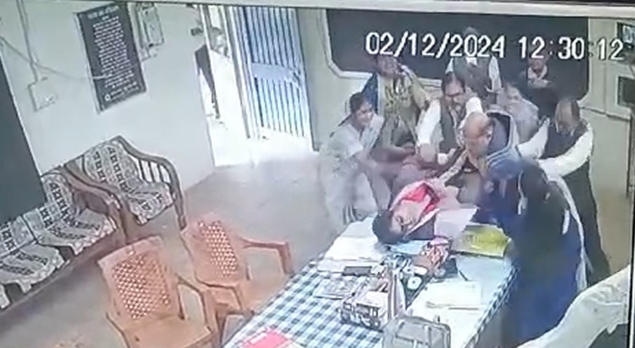 BEO ऑफिस में हेडमास्टर ने की मारपीट, गिरफ्तारी के तुरंत बाद मिली जमानत BEO ऑफिस में हेडमास्टर ने की मारपीट, गिरफ्तारी के तुरंत बाद मिली जमानत