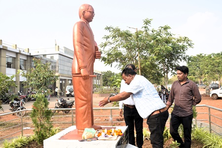 डाॅ. भीमराव अंबेडकर की पुण्यतिथि पर कलेक्टोरेट में उनकी प्रतिमा पर किया माल्यार्पण